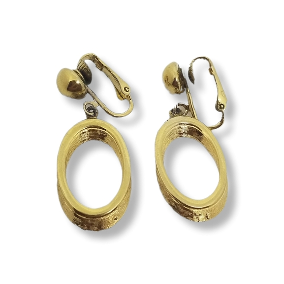 CROWN TRIFARI 1960S TEXTURED GOLDTONE OVAL DROP CLIP ON EARRINGS - Picture 3 of 5